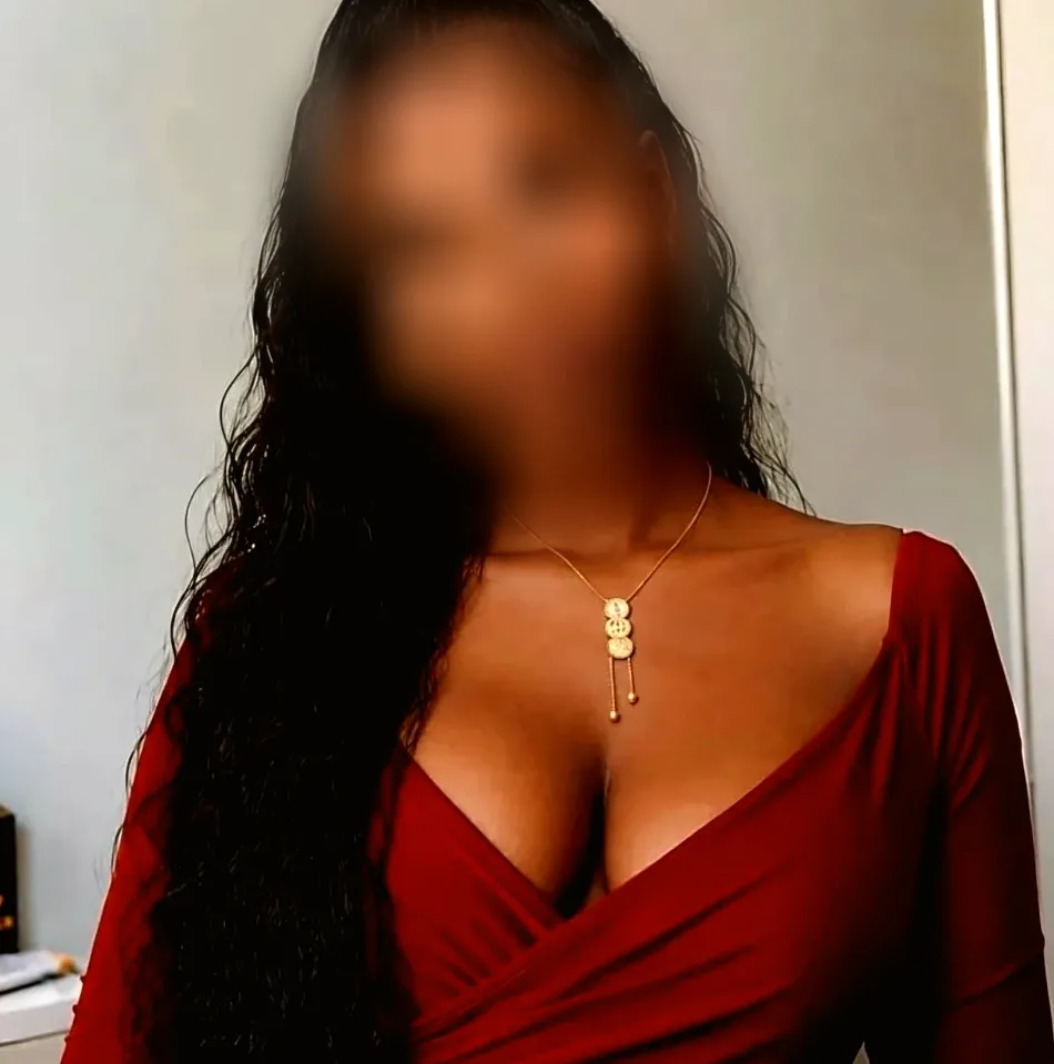 Ella, 23